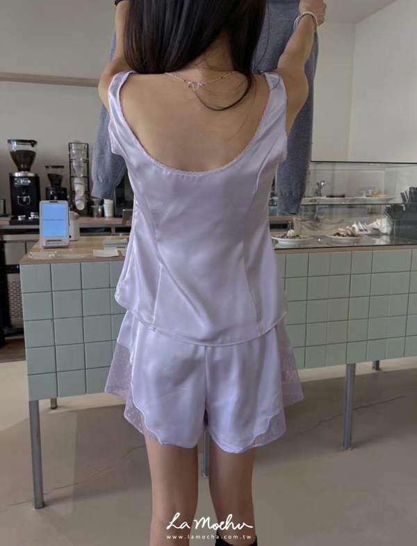 V領點點蕾絲緞面背心